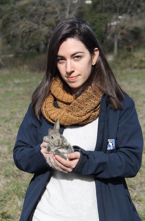 Marine, service civique en médiation faune sauvage relâche un lapin de garenne © Alexandra De Kerviler