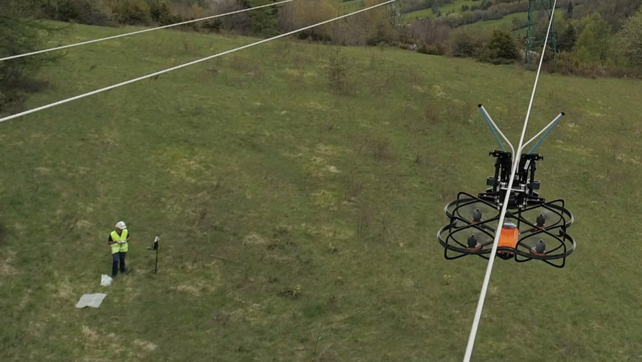 Pose d'une balise avifaune avec l'aide d'un drone par Enedis © Enedis