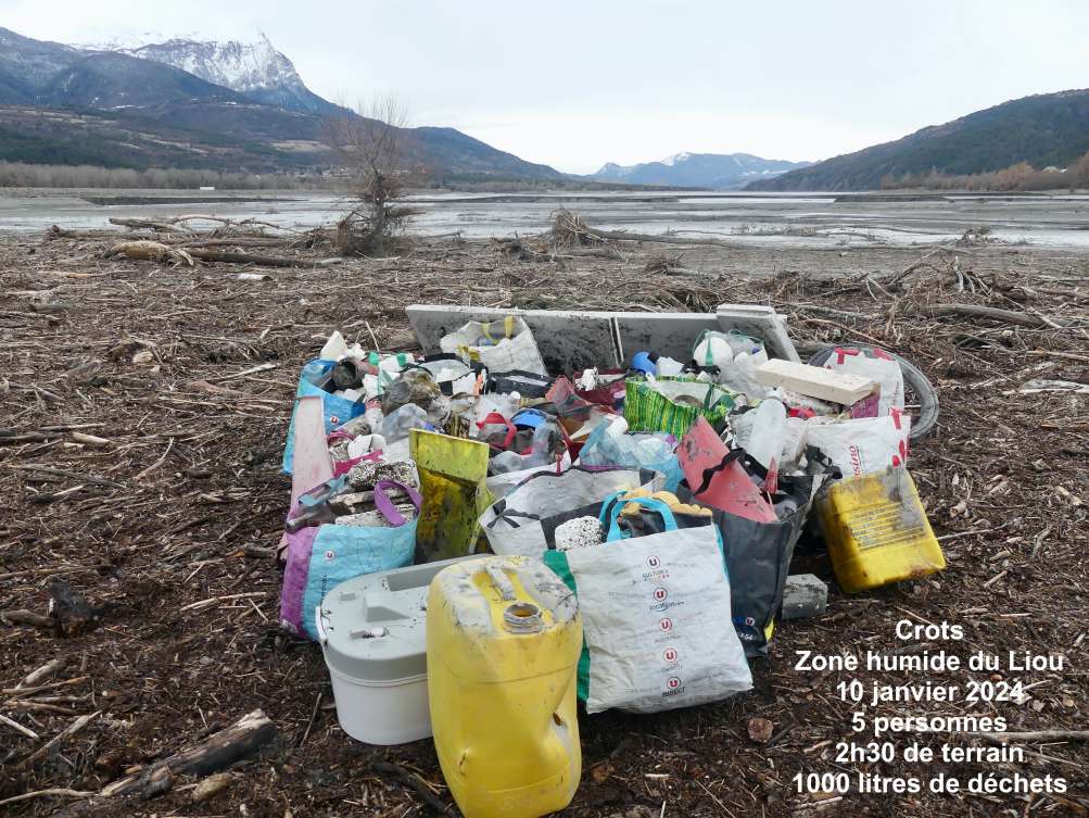 Crots, zone humide du Liou, le 10 janvier 2024, 5 personnes ramassent 1000 litres de déchets en 2h30.